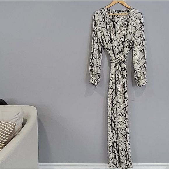 Missguided Plus long sleeve maxi dress in snake - Picture 2 of 11